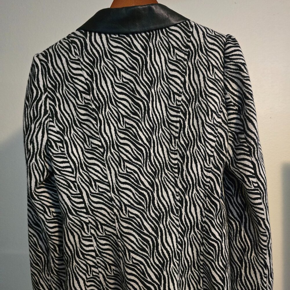Dana Buchman Ladies Zebra Striped Wool Lined 3 Button Jacket (Size 10) - Picture 2 of 4